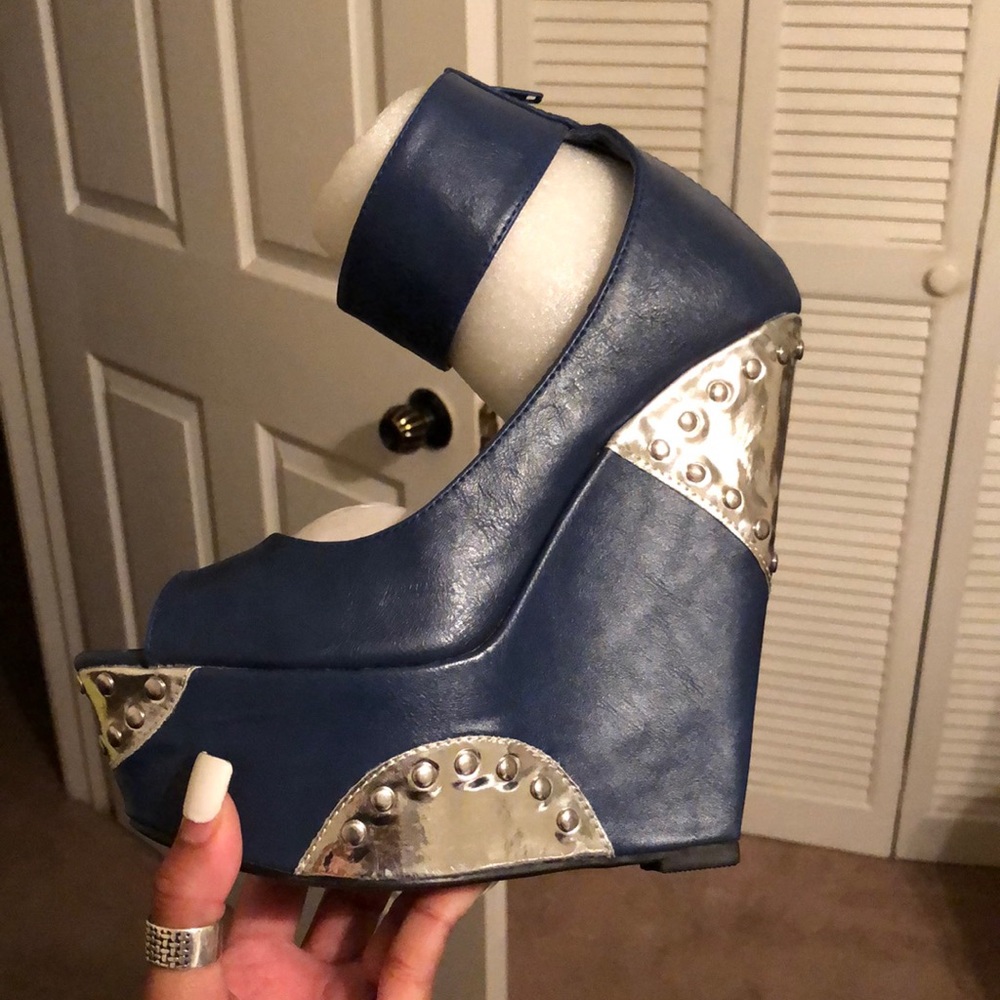 Brand New Shoe Republic wedge grommet heel size 8